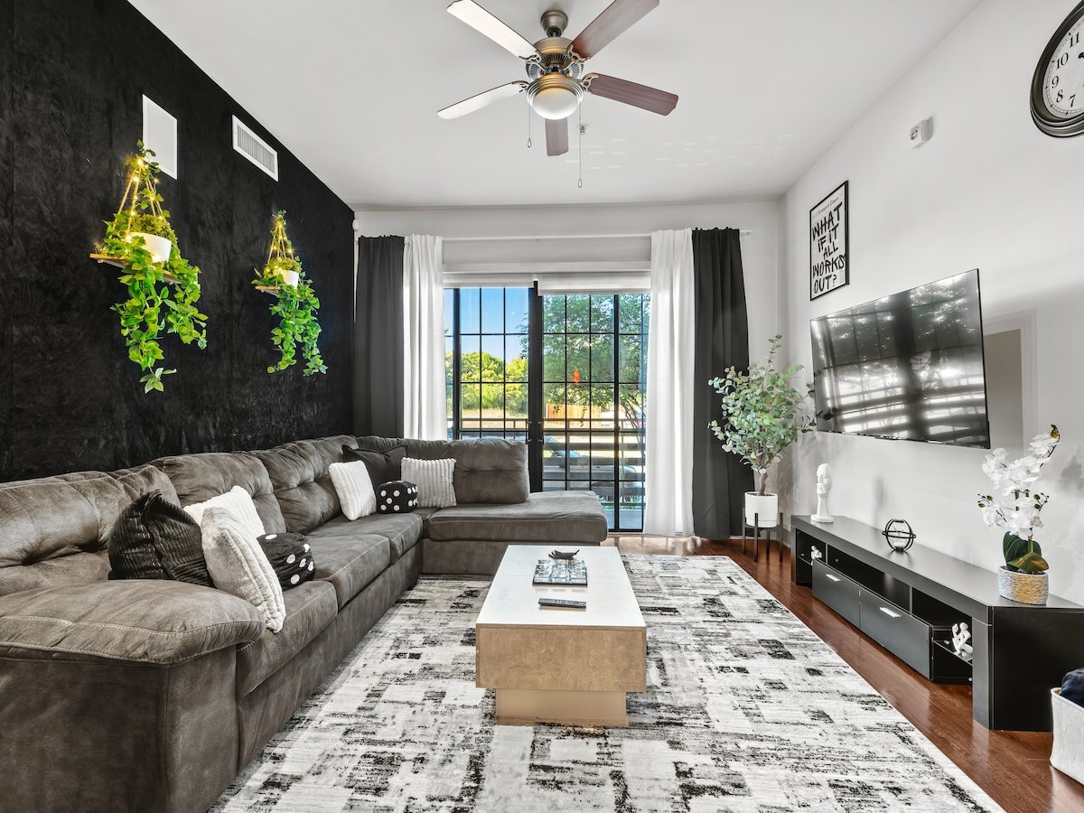 Climb and Muse Lux — spacious living room
