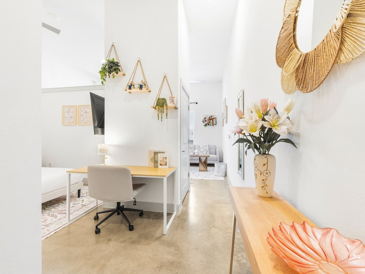 Chic Botanical — Dallas one-bedroom